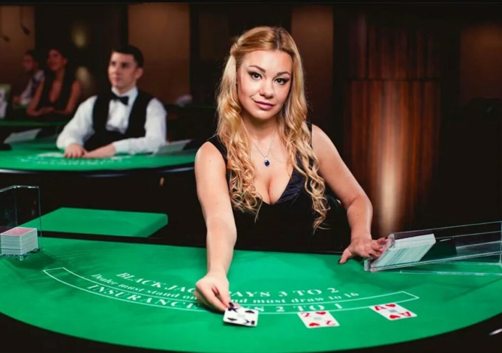 le croupier gerant une partie de blackjack en live doit avoir une attention constante envers le jeu